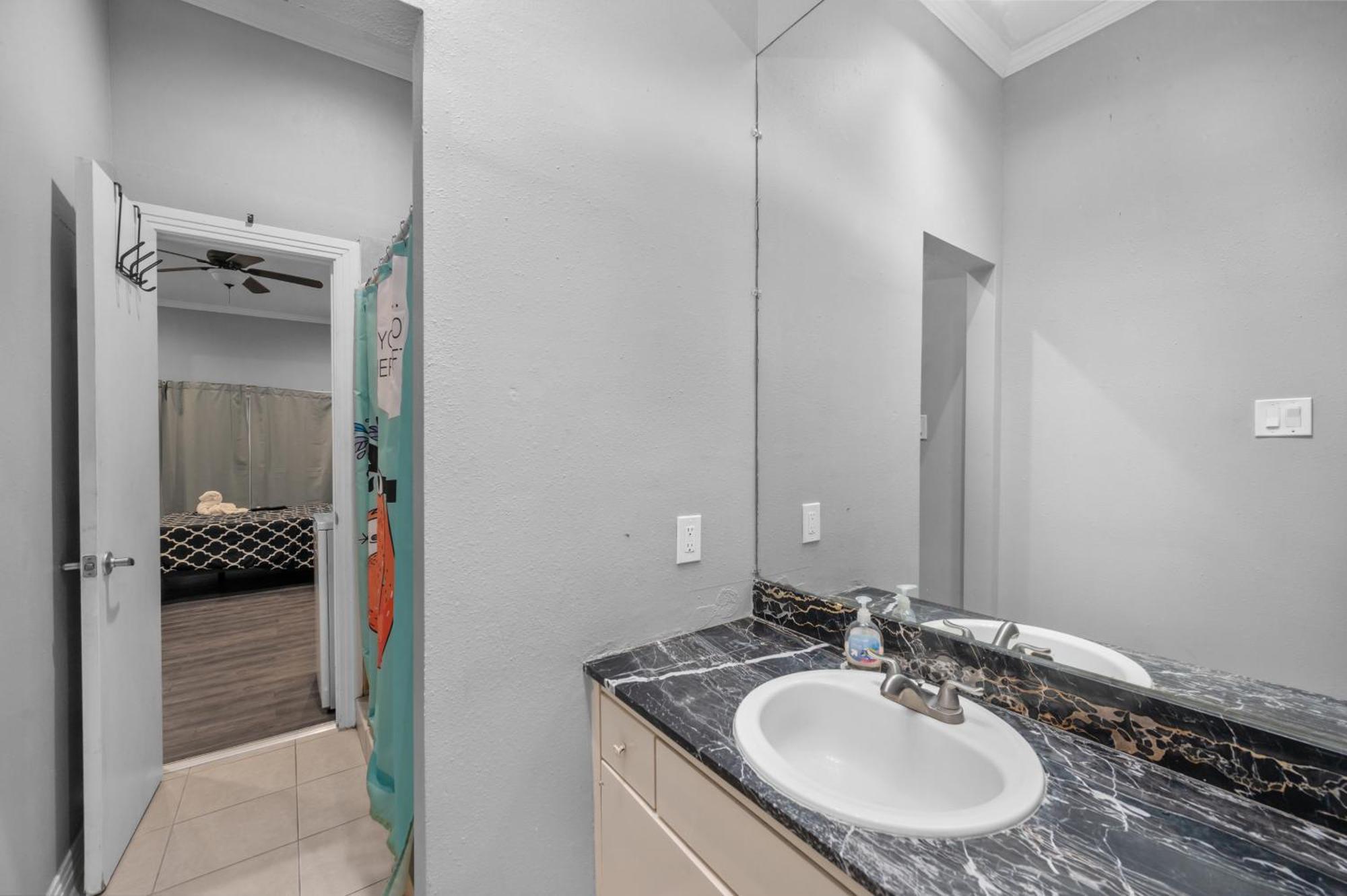 Trendy Montrose 1Br Apartment Хюстън Екстериор снимка